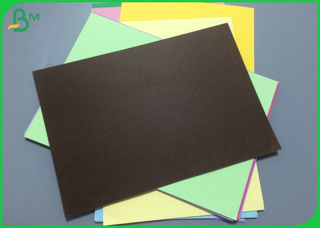 Лист 200gsm 230gsm высокосортной бумаги зеленого цвета пинка желтый покрашенный для нормального печатания